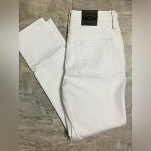 Banana Republic Girlfriend white jean. Size 25/0.